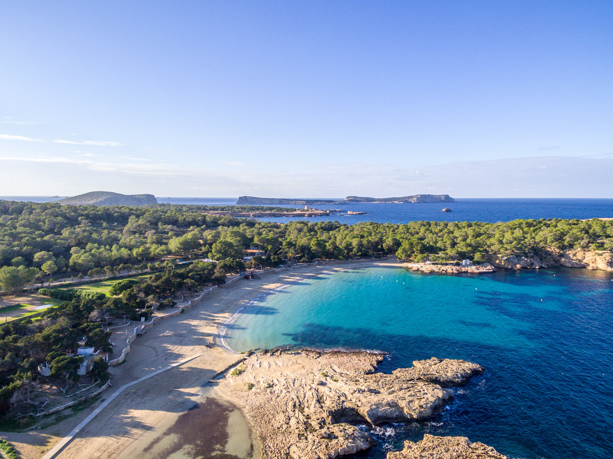 Las 5 mejores playas para vivir el lujo en Ibiza